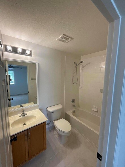 Building Photo - 5269 SE Jennings Ln