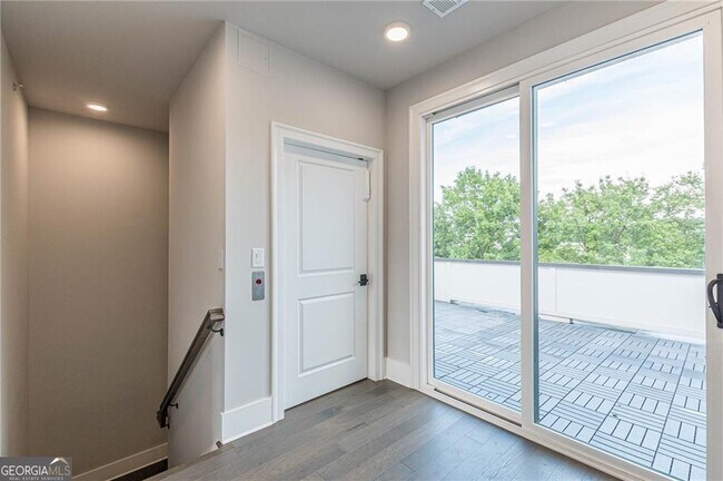 Building Photo - 574 Boulevard Pl NE