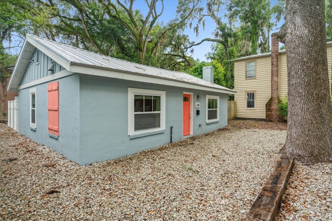 Building Photo - Newly Renovated 2 Bedroom House in Center ...