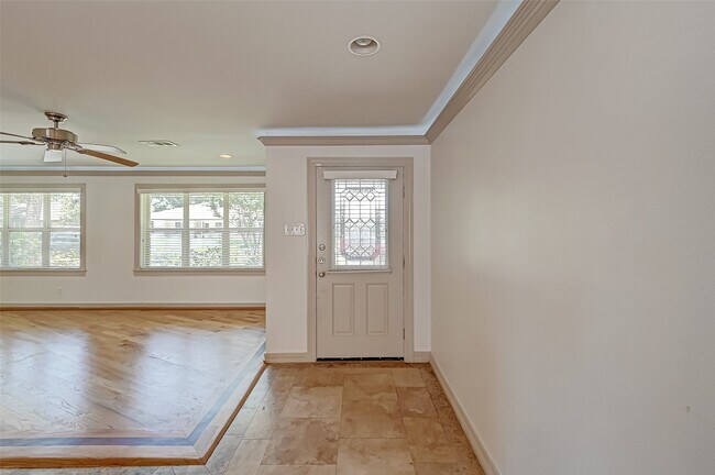 Building Photo - 5611 Briarbend Dr