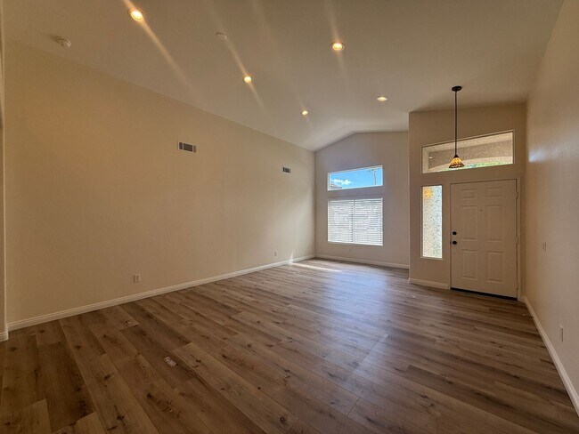 Building Photo - Quartz Hill 3 Bedroom 2 Bathroom