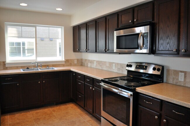Building Photo - 3 Bedroom 2 Bathroom Condo * Flexible Leas...