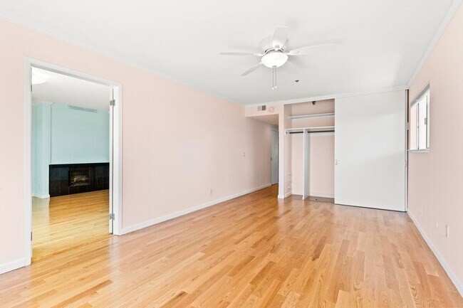 Building Photo - Beautiful 2 Bedroom Corner Unit on the Bea...