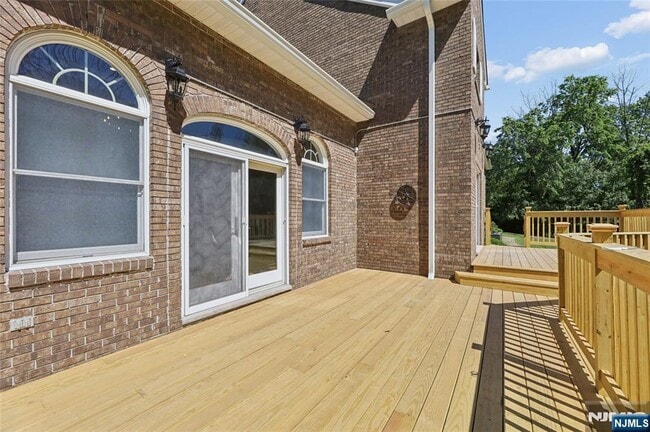 Building Photo - 2 W Saddle River Rd