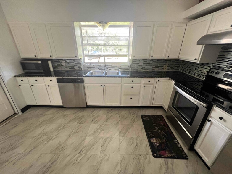 Building Photo - 1154 Harbor Dr