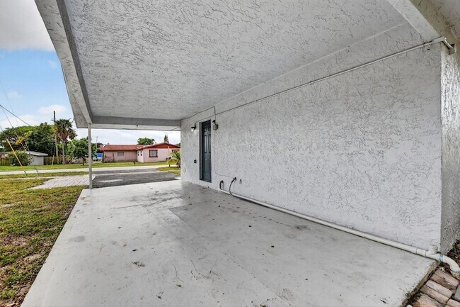 Building Photo - 291 NW 7th Ct