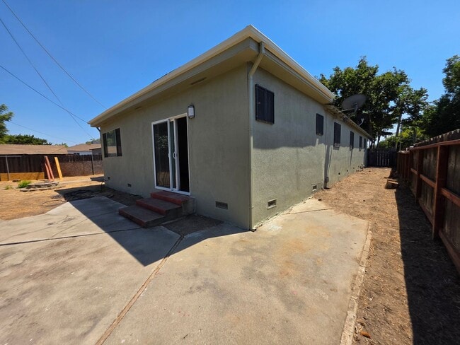 Building Photo - 4 bedroom single story near freeway & shop...