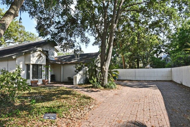 Building Photo - 621 Landings Pl