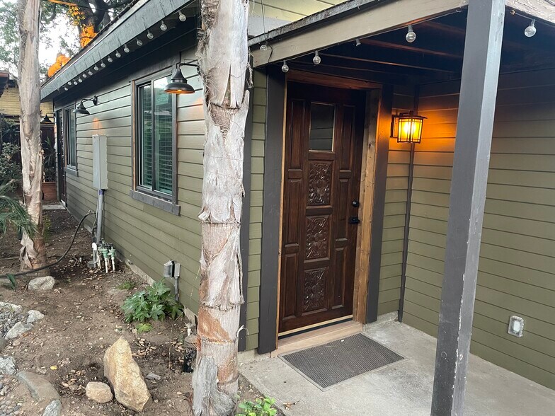 Front door - 860 N Mar Vista Ave