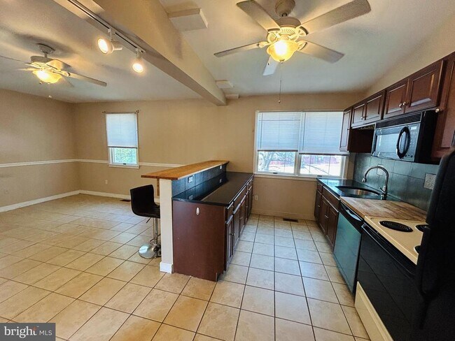 Building Photo - 521 Leverington Ave