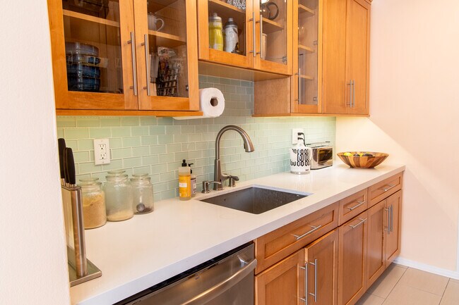 Building Photo - 960 Larrabee St