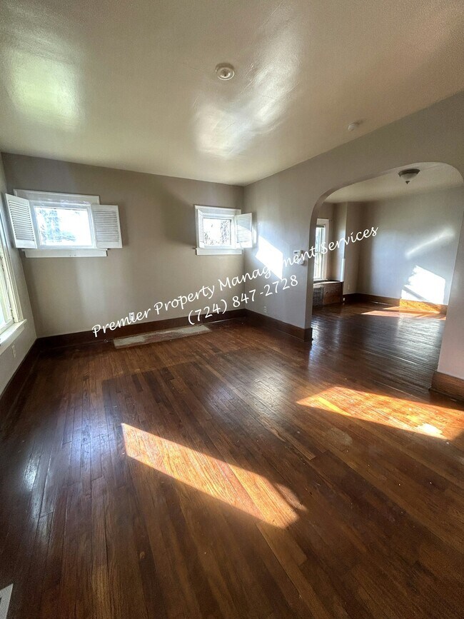 Building Photo - 979 King St