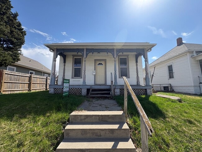 Building Photo - Charming & Spacious 2-Bedroom Home with Private Backyard and Garage Parking