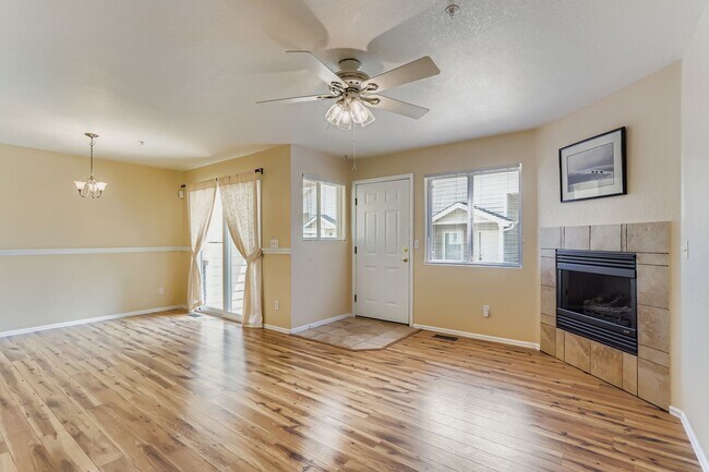 Building Photo - Check out this 2 bed 3 1/2 bath NOW!