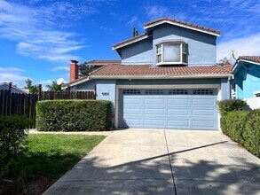 Building Photo - Spacious 4 Bedroom 2.5 Bath Home with a La...