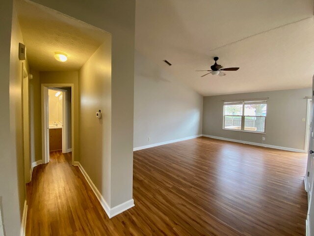 Building Photo - Beautiful 4 Bedroom home in Plainfield! Huge Storage!
