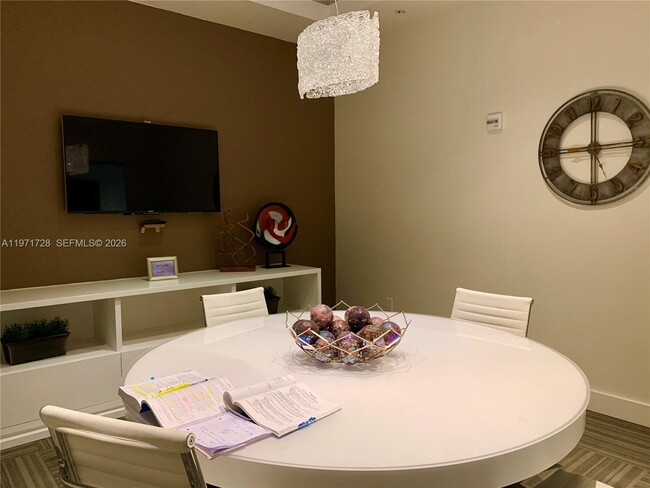 Building Photo - 999 SW 1st Ave