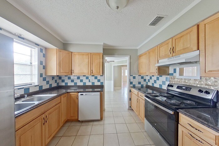Building Photo - 308 Wildwood Dr