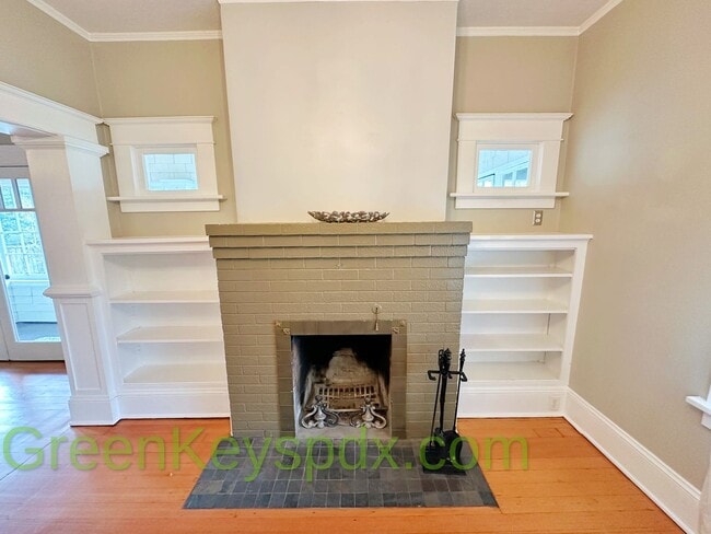 Building Photo - 3-bedroom, 2.5-bathroom Craftsman house in...