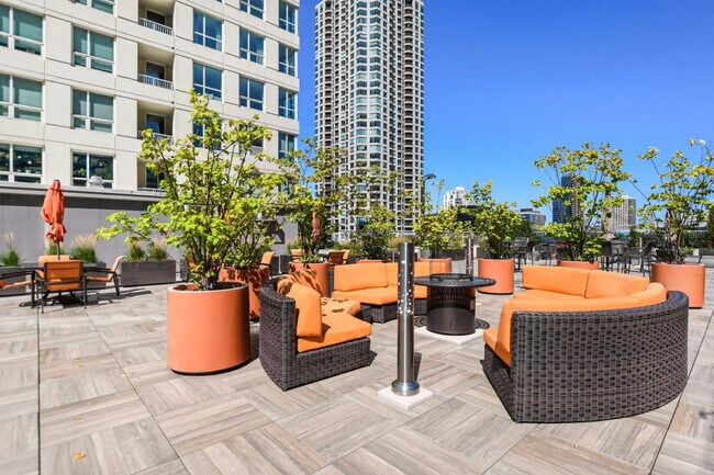 Building Photo - 345 N La Salle Dr