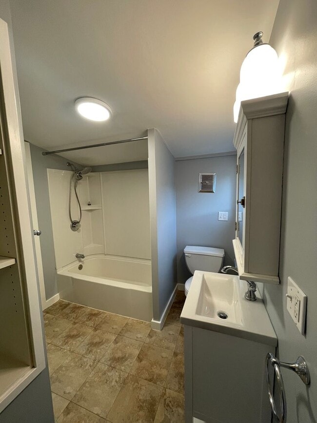 Building Photo - West Seattle - 2 bedroom and 1 bathroom