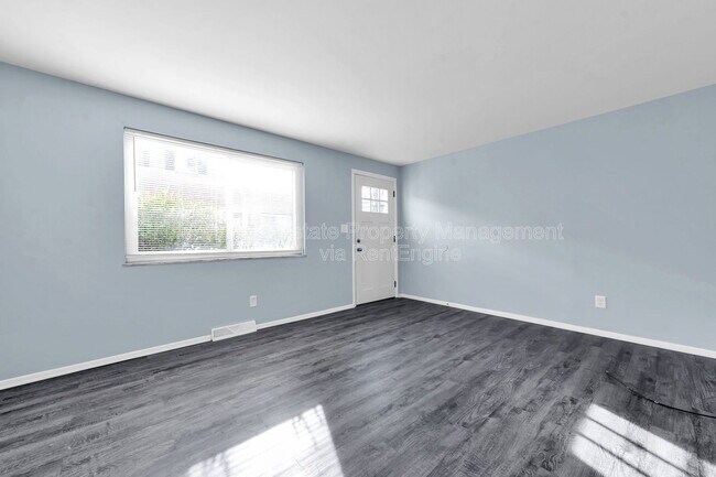 Building Photo - 880 N Meadows Ct