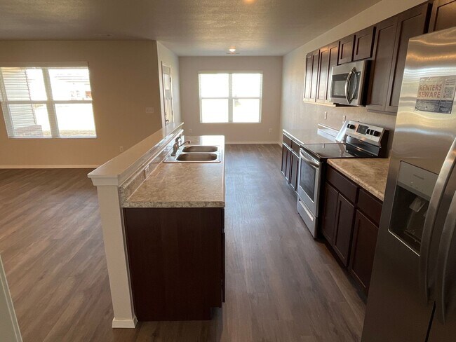 Building Photo - Beautiful 3 Bed, 2 Bath Home in Somerset – Pre-Leasing Now!