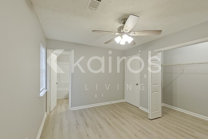 Building Photo - 320 Deer Park Dr