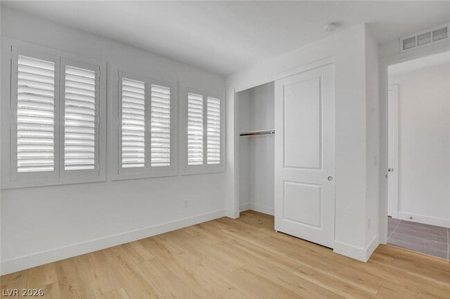 Building Photo - 670 Grey Saker St