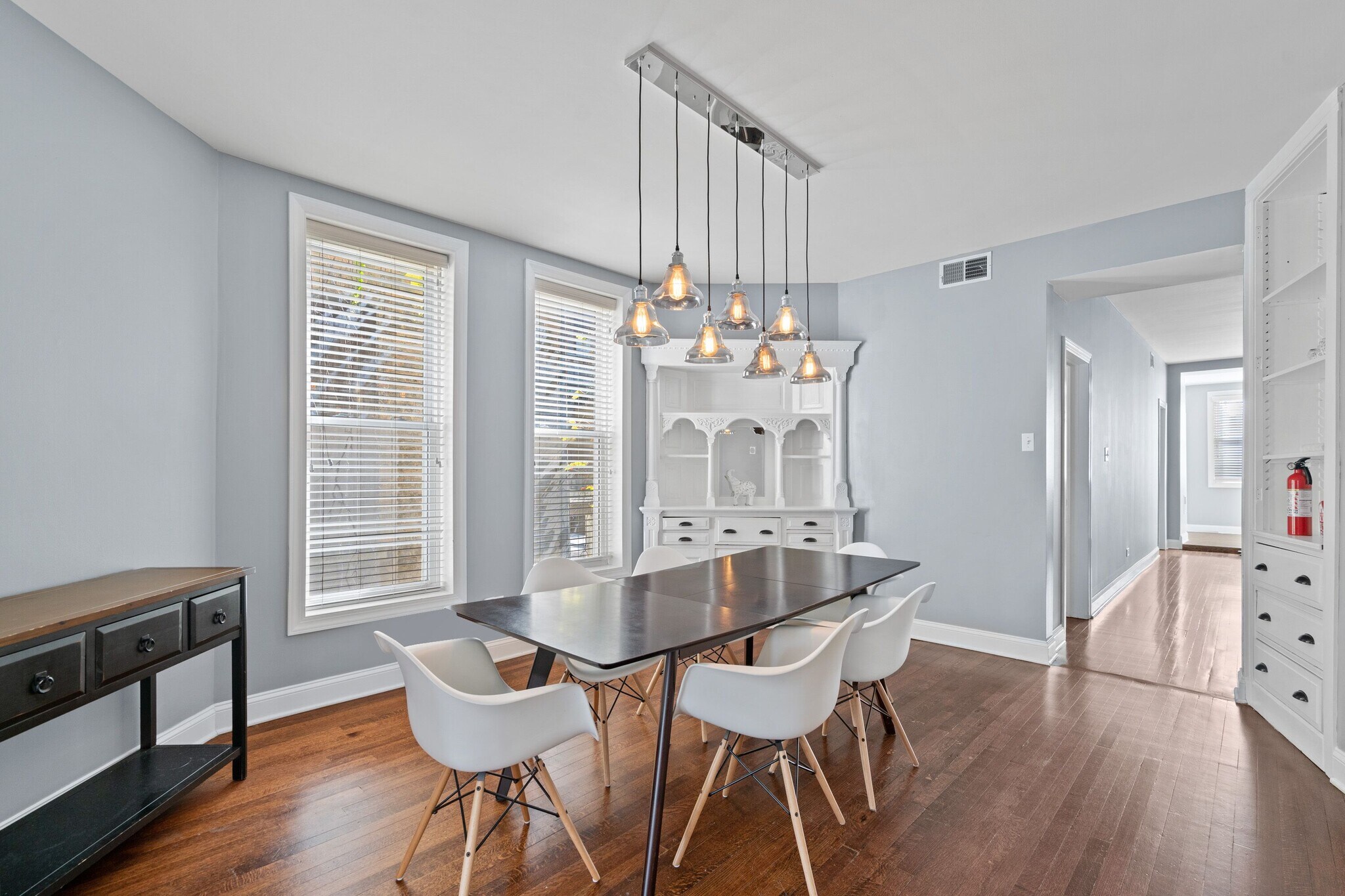 Building Photo - 913 W Belden Ave