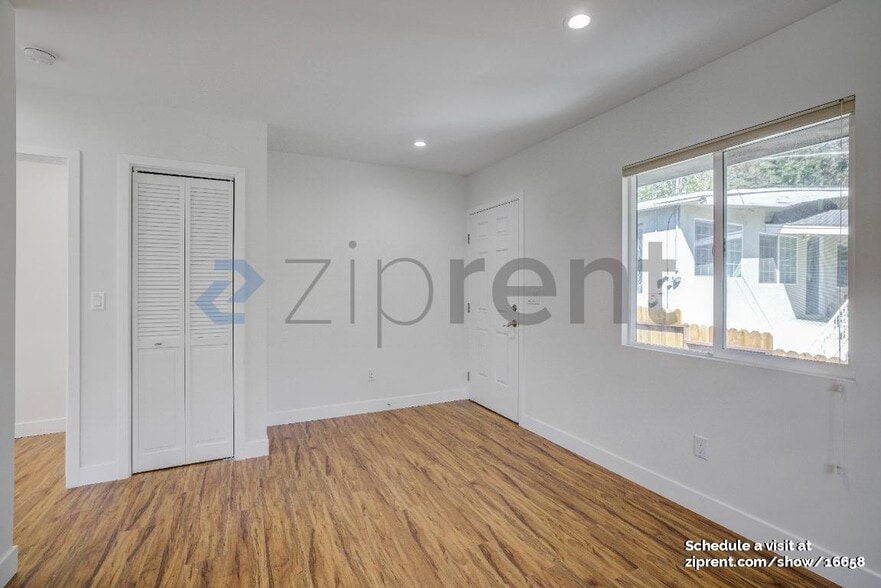 Building Photo - Unit