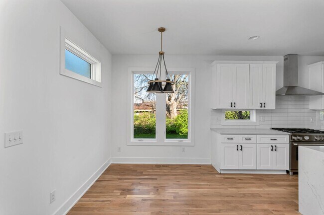 Building Photo - Stunning 4 Bedroom Home w/ Rooftop Deck Close to Downtown Nashville