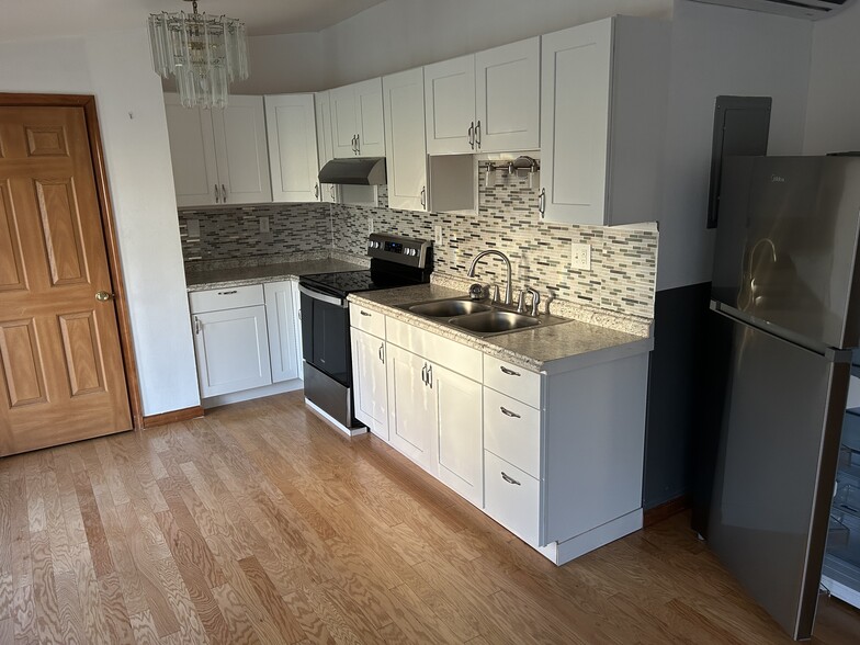Building Photo - 3383 Colonial Dr