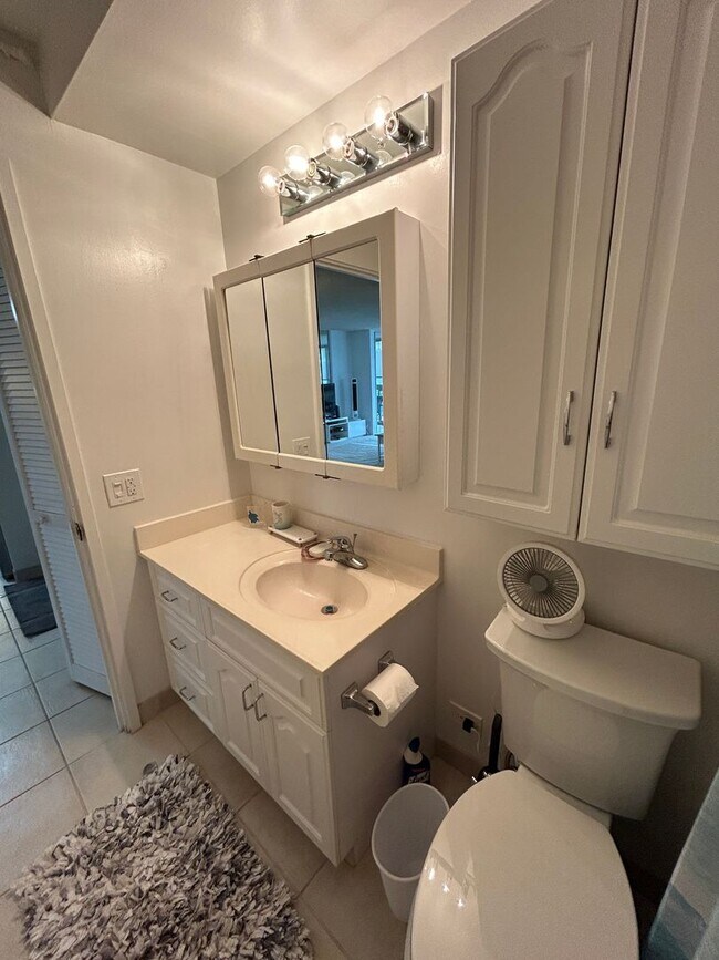 Building Photo - Fully furnished 1 bedroom w/ parking near Hawaii Convention Center, Ala Moana Shopping Center and...
