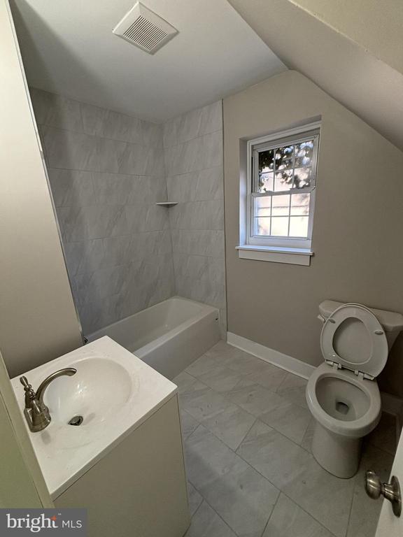 Building Photo - 18 W 5th St