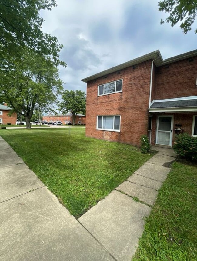 Primary Photo - 3 Bed 2 Bath, 2 Level End Unit