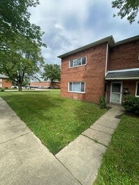 Building Photo - 3 Bed 2 Bath, 2 Level End Unit