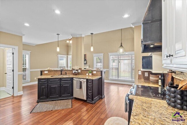 Building Photo - 300 Cheshire Dr