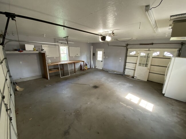Building Photo - CENTRALLY LOCATED THREE BEDROOM HOUSE IN H...