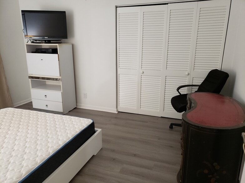 Building Photo - 2081 S Ocean Dr