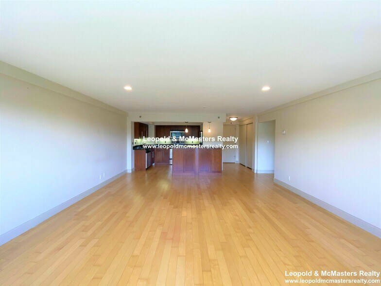 Building Photo - 1592 Beacon St