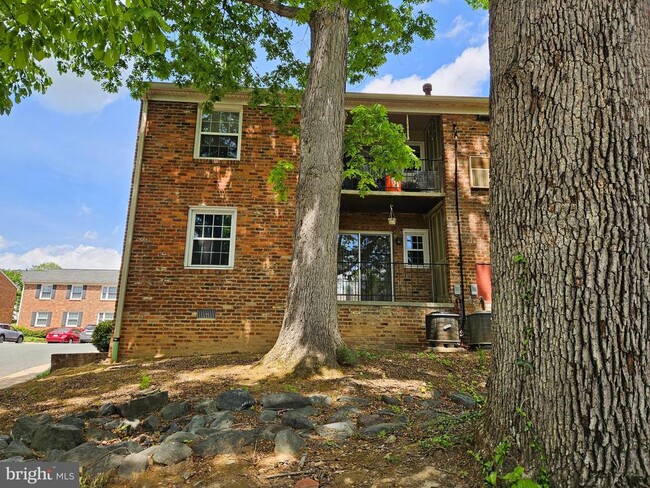 Building Photo - 2417 Barracks Pl