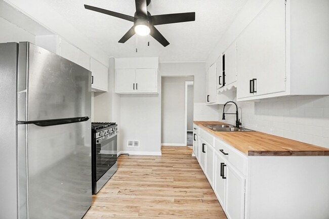 Building Photo - Updated 3BR Upper Unit with Garage Parking and Porch