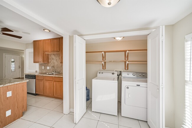 Building Photo - 2411 Wroxton Rd