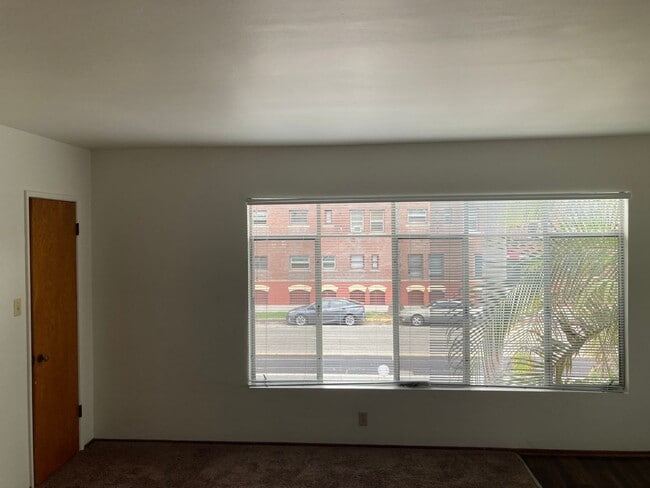 Building Photo - DOWNTOWN ONE BEDROOM CONDO IN GATED BUILDING