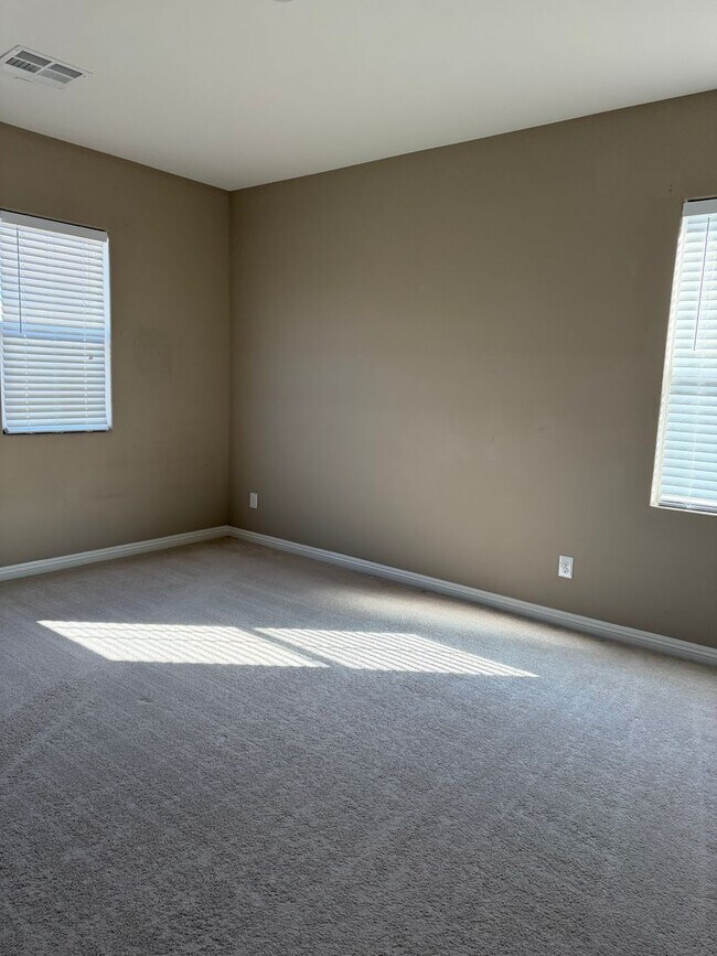 Building Photo - 4bedroom 3 bath 3 car garage