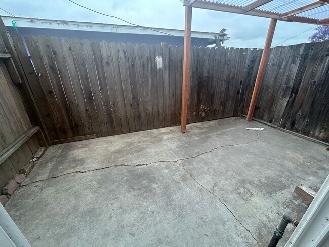 Building Photo - Spacious 2bed 1.5bath Apartment for Rent in Huntington Beach