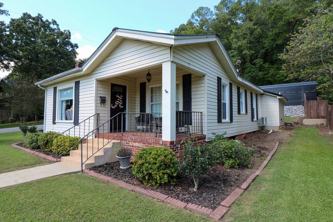 Primary Photo - Adorable Home Downtown Pell City