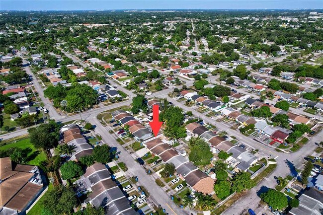 Building Photo - 5461 SW 38th Ct