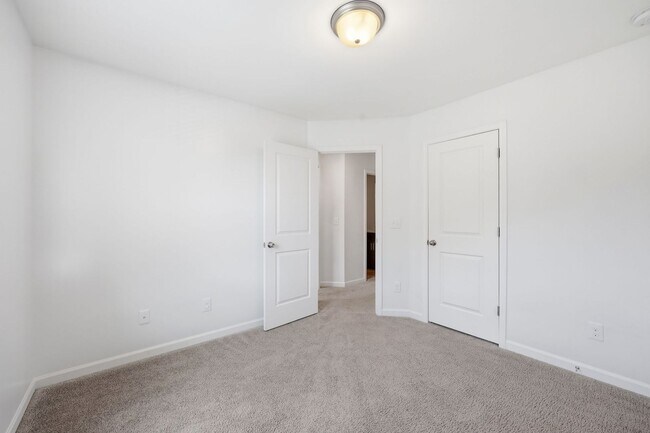 Building Photo - Modern 4BR Townhome with Washer/Dryer & Pet-Friendly Living in Morrisville!